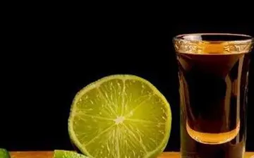 柠檬酒的功效与作用（柠檬对酒有什么作用）