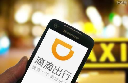 乘坐滴滴拼车质疑司机乱收费乘客深夜被赶下高速
