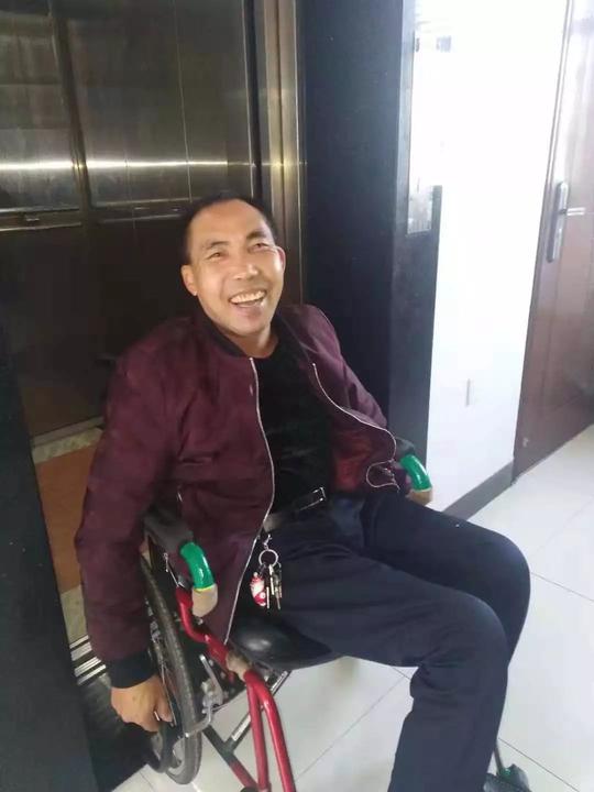 2015年下半年起,陈关宝和妻子先后从事来料加工,服装销售等生意.