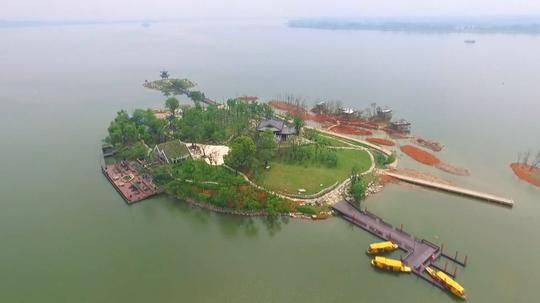 两年时间他在柳叶湖建了一座"渔屋"
