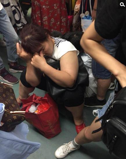 深圳妹子坐地上等地铁网友:开心就好
