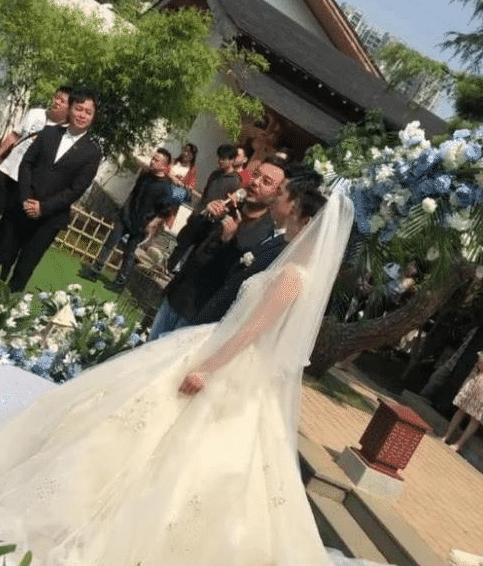 抖音“最强婚礼”看到司仪的脸后，网友:有钱也请不来啊!