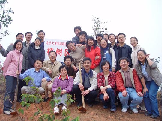 史守旭和2002级法硕学生在北京大学深圳研究生院植树