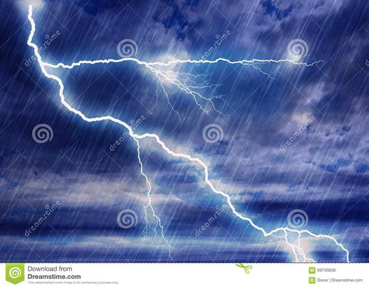 下雨与闪电的风暴背景在多云天气.