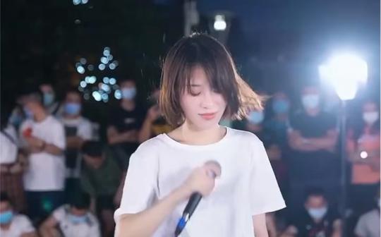 夏天的风(小阿七)一身简单的白t，我最喜欢的模样