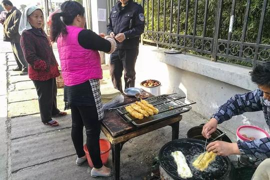 在油条中加个鸡蛋,铁丝一夹!安徽一夫妻早点摊月入4万!