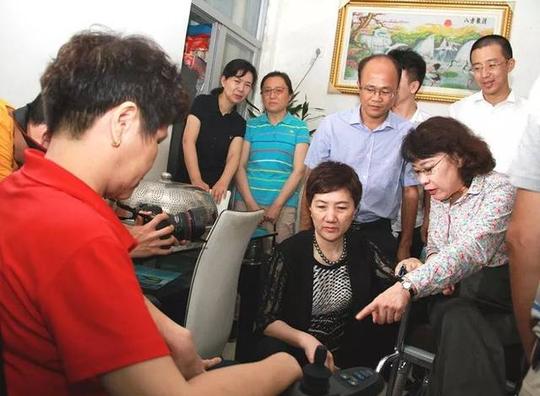 在海南残疾人大学生创业就业一条街,张海迪先后走访了残疾人大学生