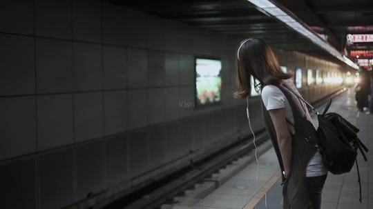 美女地铁站台等车_1920x1080_高清视频素材下载(编号