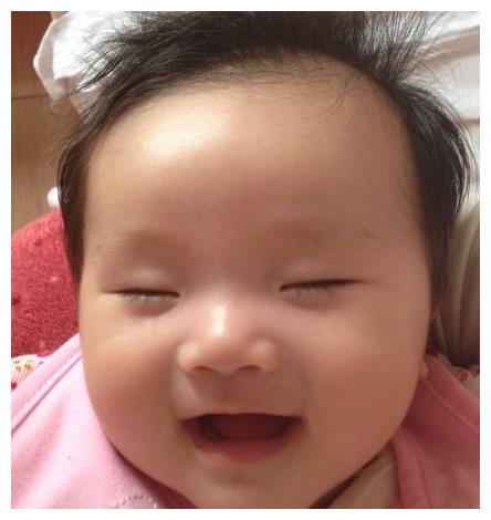 宝宝睡觉的时候会笑是怎么回事