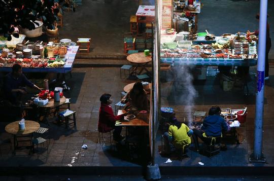 在沿那邦河的另一边缅甸境内,克钦邦为难民搭建了数个难民营.