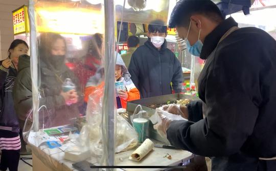 03年小伙摆摊记，寒潮来临夜市上人太少了生意太惨进货钱还没挣回来