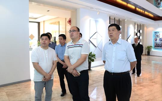 图为各位领导浏览赏聘网发展大事记