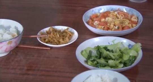 亲妈太抠，每天做饭全是素菜，儿子跑去吃对门岳母做的菜，简直美极了
