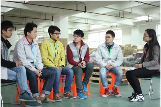 杭州跨境项目部运营主管程伟光与嗨淘项目负责人吴杰,拣货负责人卢冲