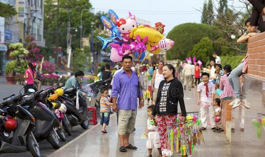 街头卖气球鲜花小生意(六旬大爷靠气球日净赚200)