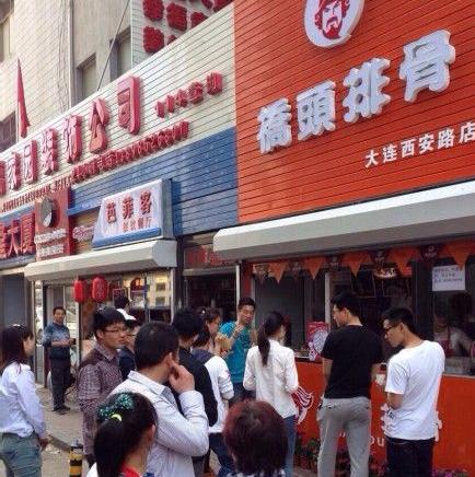 成功案例大连一博士卖炸排骨生意火爆无论是人流涌动的夜市,还是车