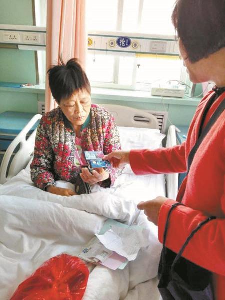 独居老人出意外邻居、社区齐帮忙