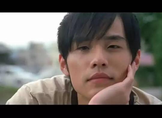 作为《头文字d》的男主角,周杰伦饰演的藤原拓海有别于高桥凉介的高冷