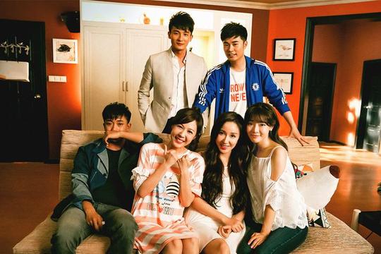 《爱情公寓》电影版同步曝光的一张主演合影中,"张伟"的扮演者李佳航