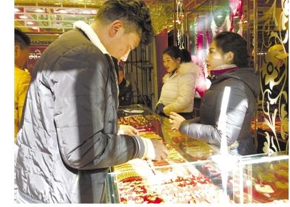 西藏拉萨街头黄金首饰定制生意火爆