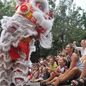 广东醒狮在索菲亚市扎伊莫夫公园表演中与观众亲密互动-玫瑰之约广