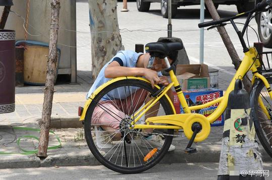 男子街头破解小黄车密码称只是练练手
