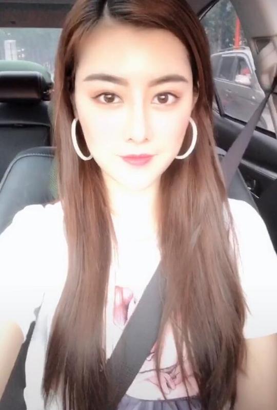 抖音李以沫个人资料照片，网红李以沫颜值开挂腿长令人羡慕