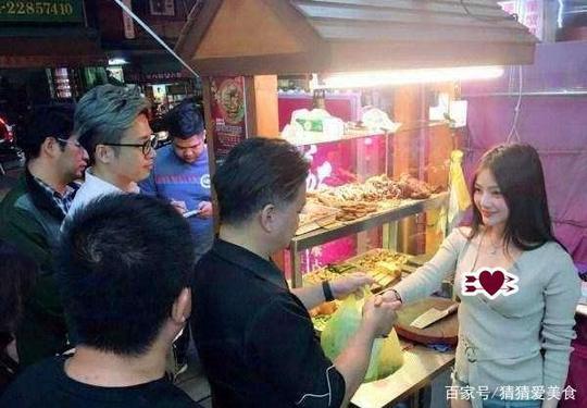 自助餐厅里现"烤肉西施",手艺精湛颜值高,难怪生意火爆