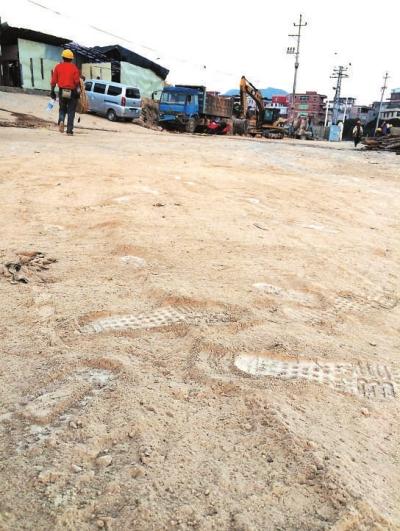 市区部分工地出入口道路尘土飞扬