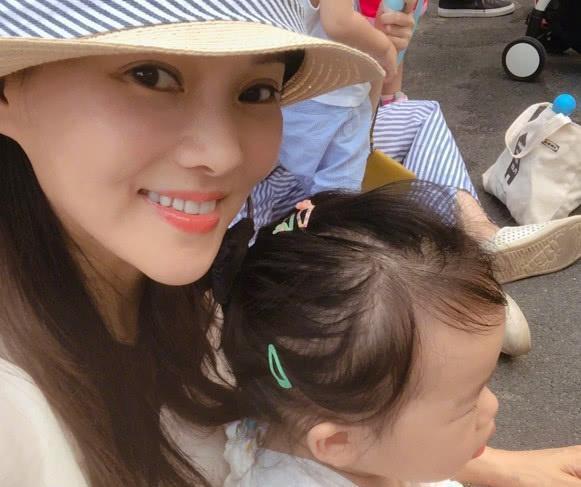 伊能静女儿小米粒最新照片