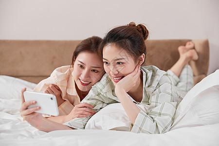 闺蜜在床上自拍图片下载