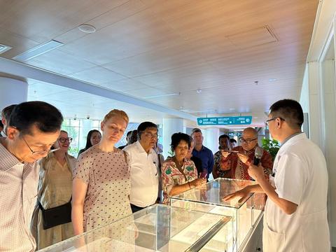 驻华使节参观海南自贸港