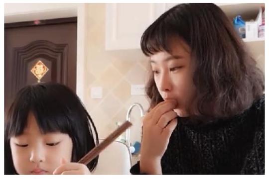 宝妈晒女儿和姑姑一起吃饭，网友:女孩长得好像姑姑