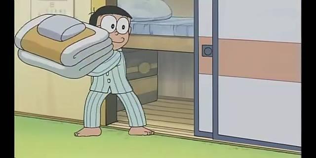 不给它睡会哭整晚　多拉猫只认床柜