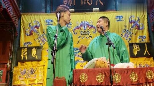 秦霄贤孙九香相声，观众为孙九香鼓掌，秦霄贤生气转身