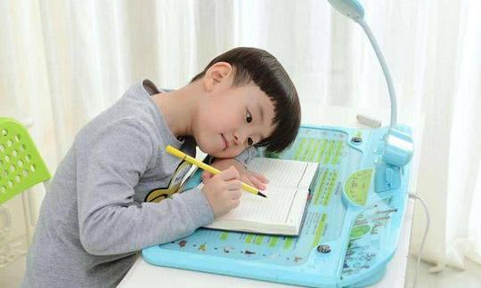 孩子独立性差?用示弱式教育，家长越弱孩子会越强