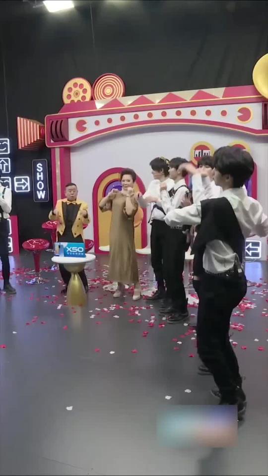 蔡明、潘长江、时代少年团跳螃蟹舞