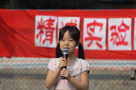 在开学典礼上特别贴心的为一年级的小学弟,小学妹们制作了小卡片,卡