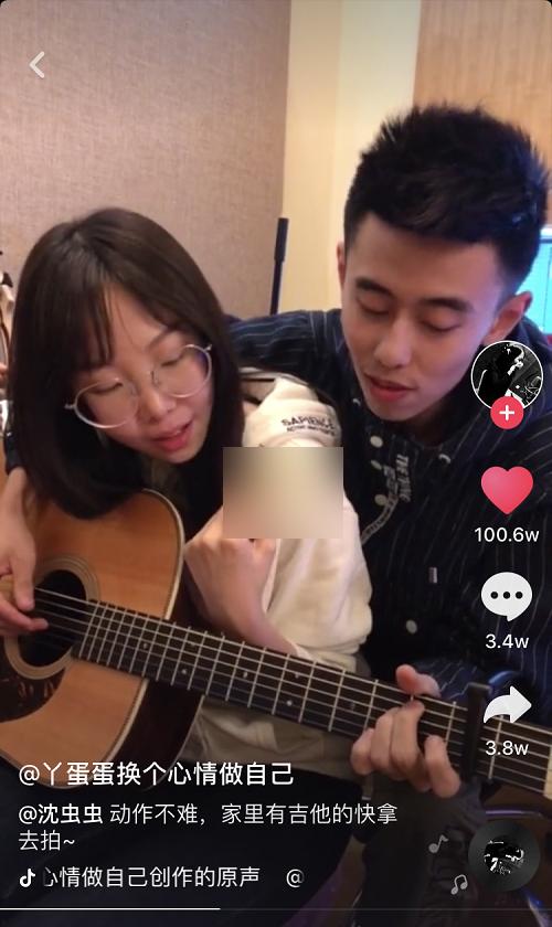抖音【是谁的心啊,孤单的留下】月牙湾男女深情对唱版