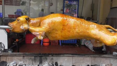 老外制作烤全牛，外表金黄酥脆，切开一看果然是美味