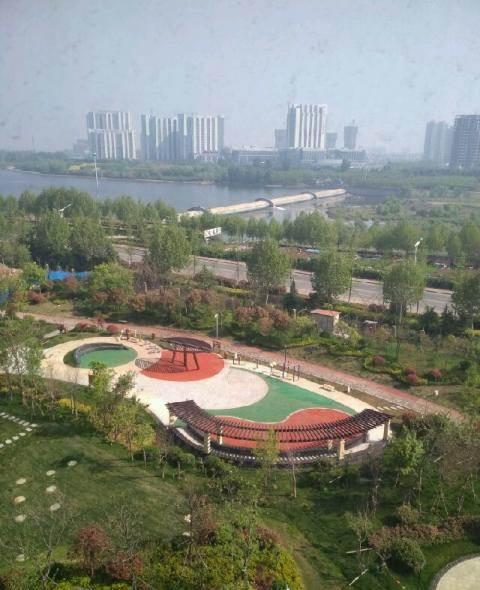 客户群优势做生意就是做客流量坐客群,荣盛华府一个广场的优势恰恰