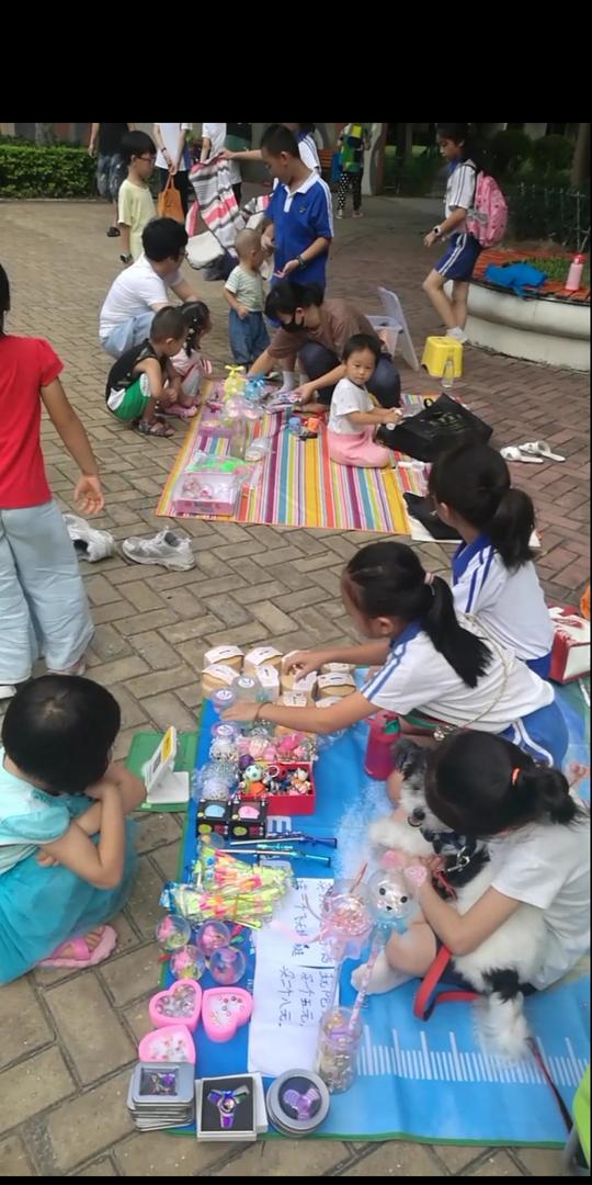 深圳三年级小朋友暑假摆地摊创业:“要把跳舞培训费挣出来”