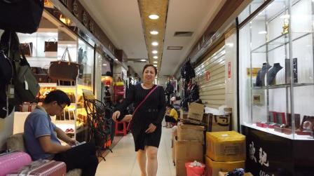 实拍:东莞虎门东方国际皮具城内的生意好冷淡，大多商铺都闭门了房东怎么办?