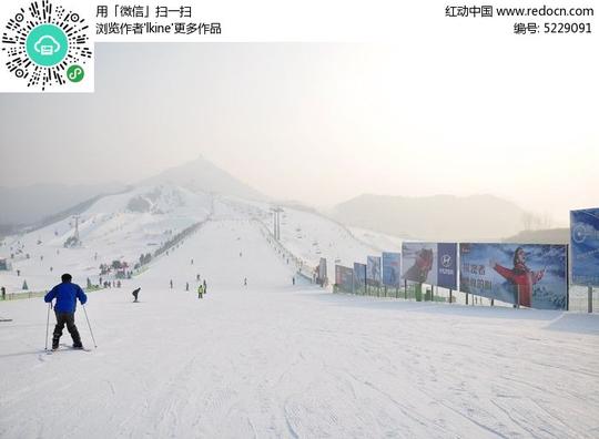 轻雾中的滑雪场图片,高清大图_冰川雪地素材