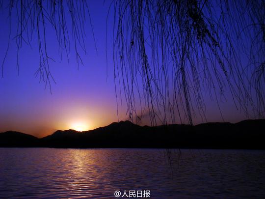 今天,点颗[蜡烛],悼念无辜殒命的同胞.愿逝者安息,伤者平安.