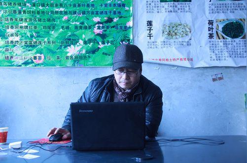 1月12日，晨光熹微。陈振忠一大早就坐在他的电脑前打理网店生意。
