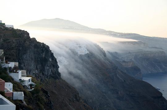 火山口瀑布云奇观