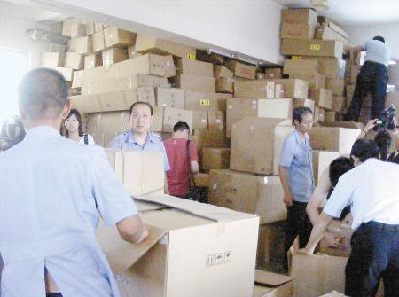 民警正在清点查获的假冒商品