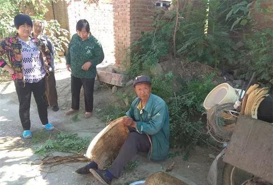 7旬农村老人串村卖自家手艺不挣钱也要坚守心酸