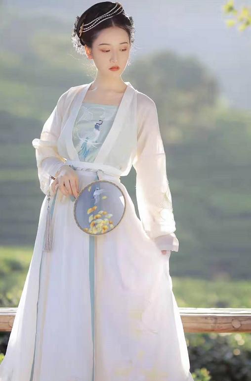 “仙气典雅”的白色系汉服，精致美腻十分飘逸，极具“美感”！